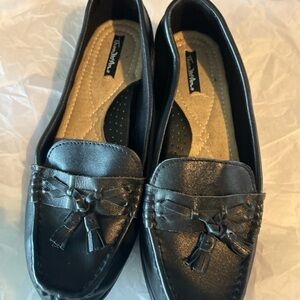 Thom McAn Woman’s Black Leather Loafers Size 10 Wide